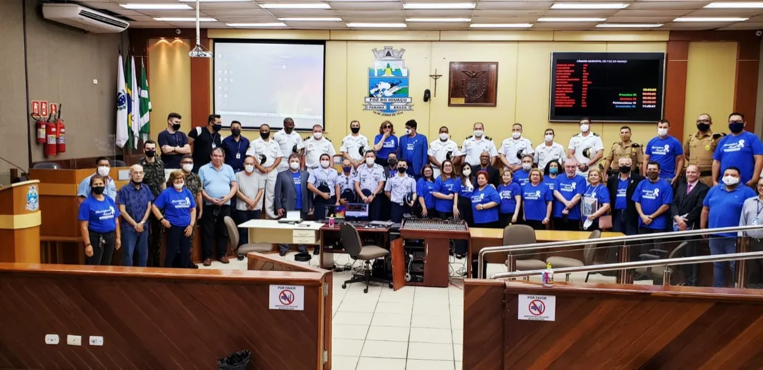 Coral Cisne Branco reunido com representantes civis e militares na campanha Novembro Azul